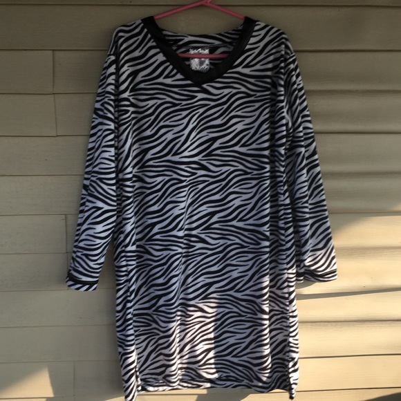Woman’s soft Zebra🦓 night shirt - Picture 3 of 7